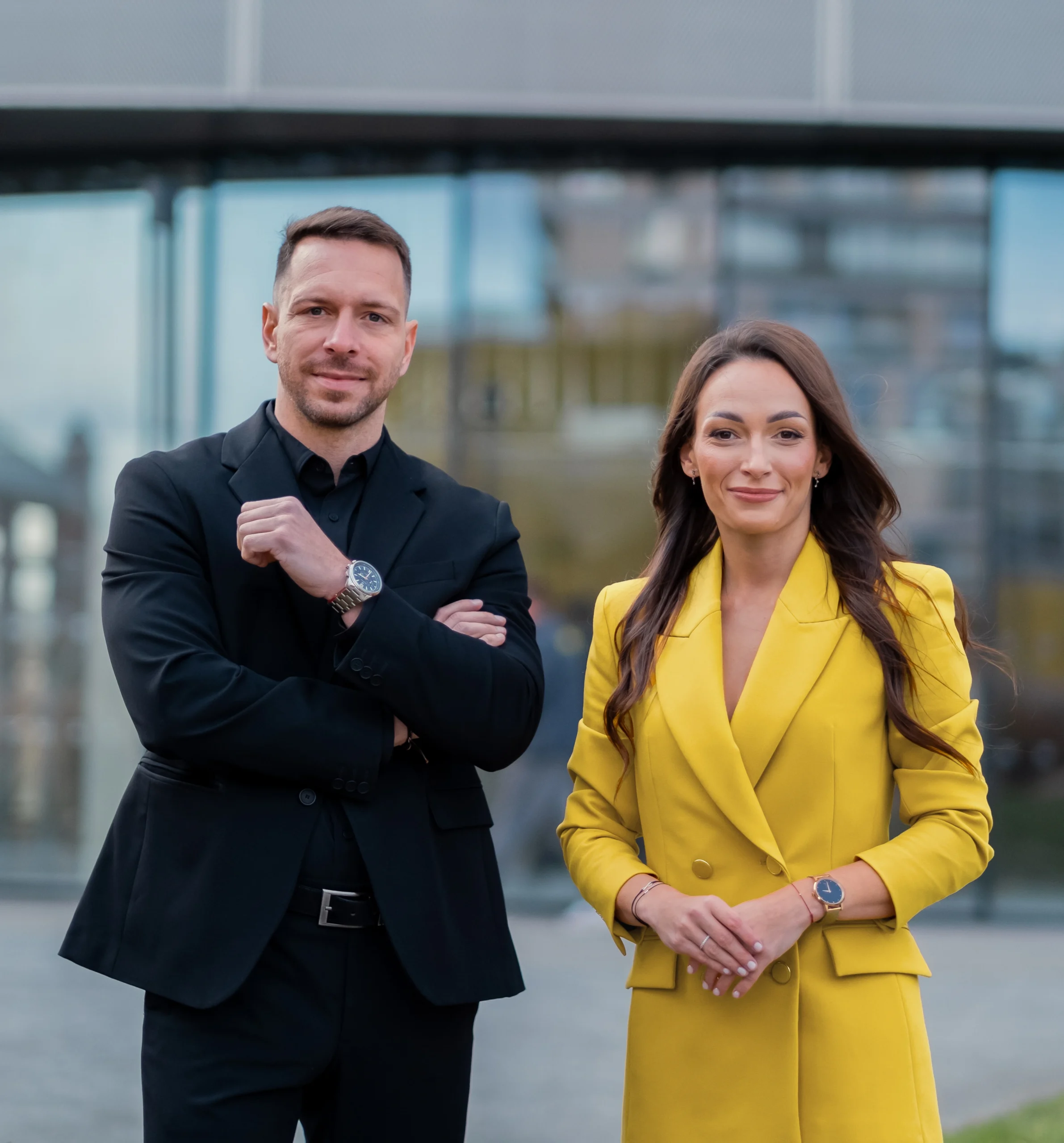 Tým mediální agentury MEDIA LEVEL před moderní budovou – hlavní hero fotografie úvodní stránky.