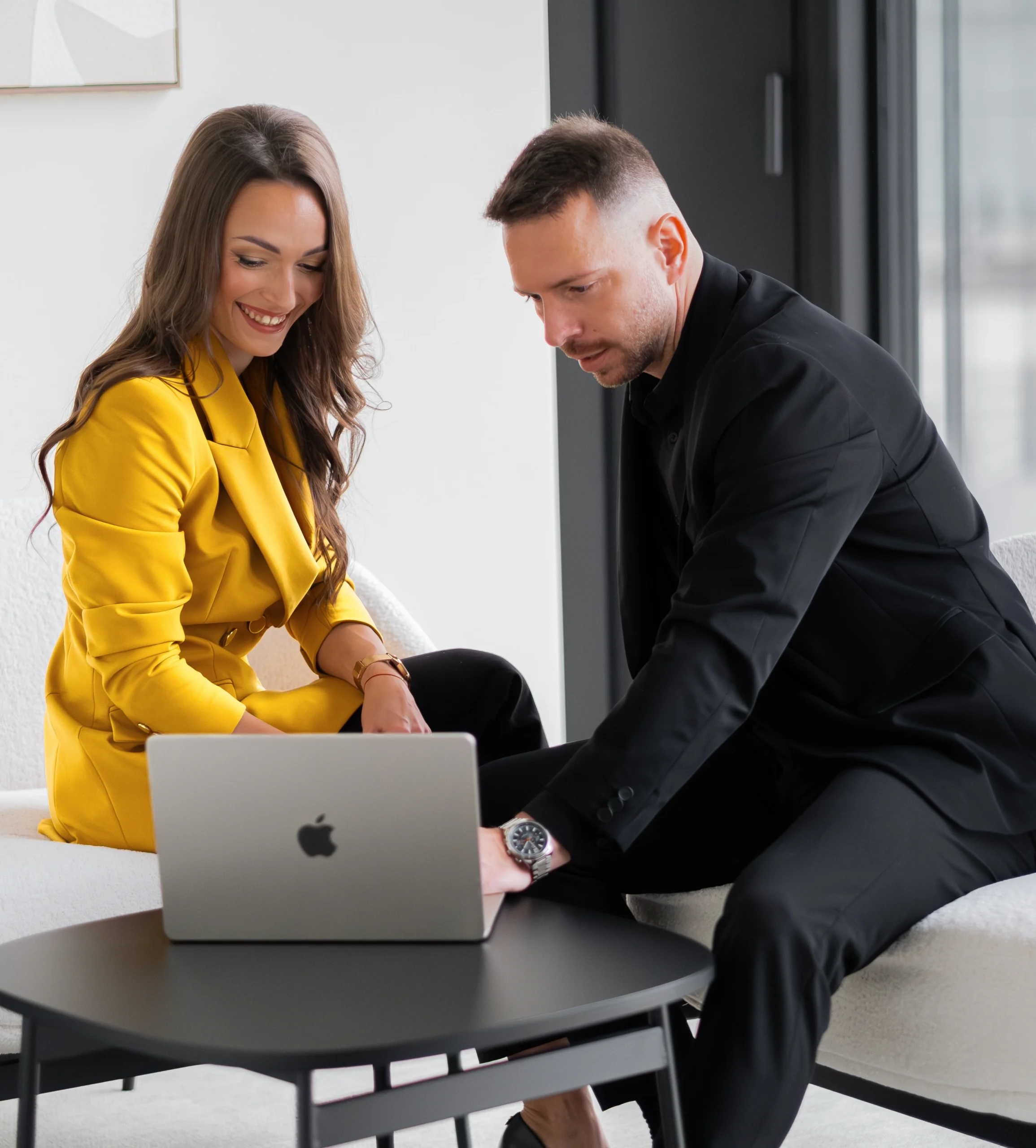 Tým mediální agentury MEDIA LEVEL při konzultaci u notebooku – osobní přístup a spolupráce.